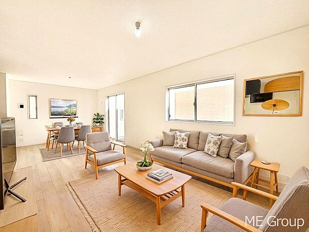 ご家族の賑やかな話し声で包まれる明るいリビング  ※家具はCGです