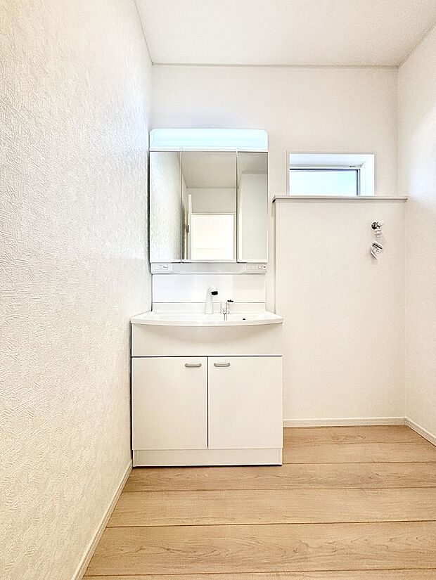 大きく見やすい三面鏡で清潔感ある洗面台は、身だしなみチェックや肌のお手入れにおすすめです。 