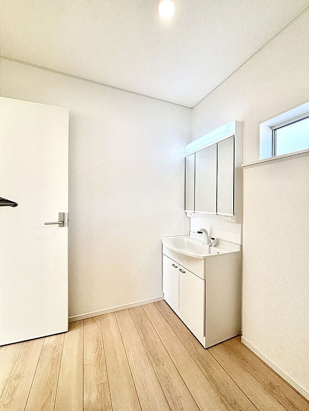 明るい洗面所は毎朝の身支度も楽しくできちゃいそうです。