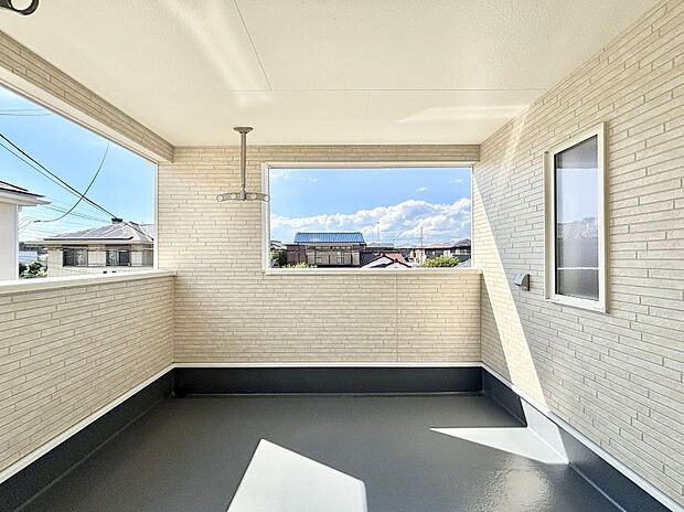 ゆったりバルコニーだから沢山お洗濯ものを干せます。