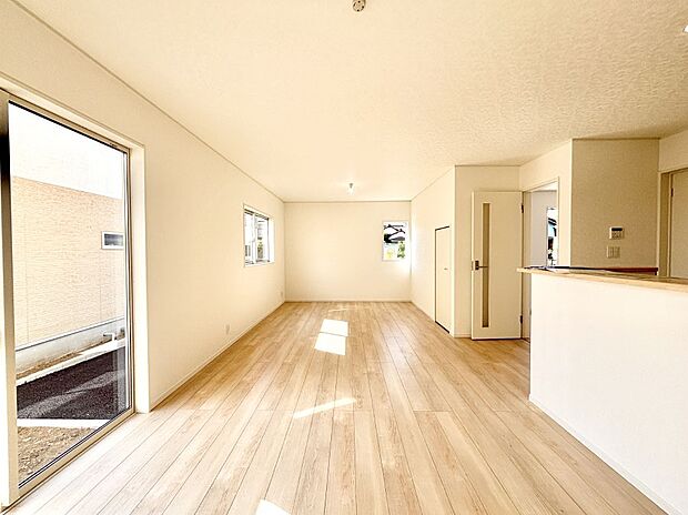 大きな窓からたっぷりの陽光と風を感じられるリビング  