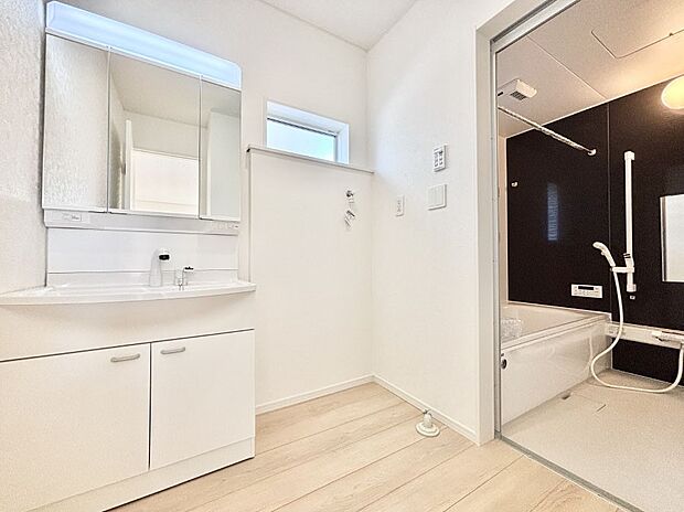 清潔感のある快適空間です。毎日の身支度も気持ち良くお使い頂けます。 