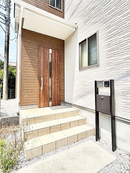 大切な家族、来客を出迎える玄関。