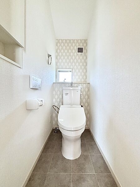 明るく清潔感のあるトイレです。