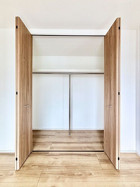 洋室のクローゼット。奥行きがあるので厚手の衣類もすっきり収まります。