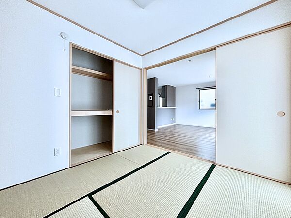 リビングと隣り合っている和室。ほっと一息できる和の空間も忘れずに。