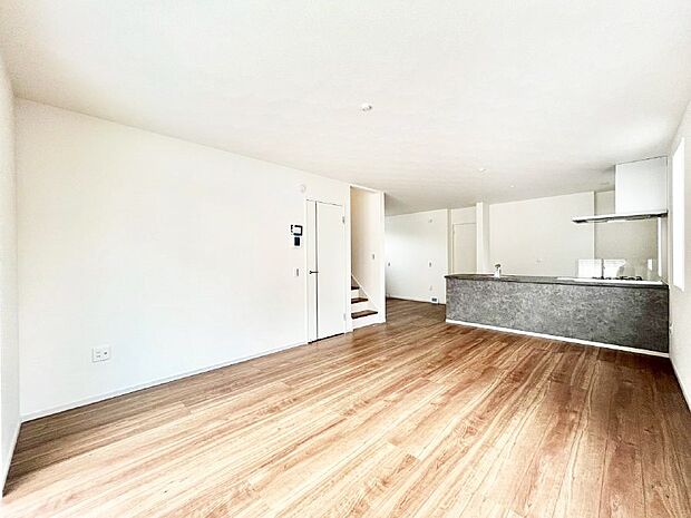 開放感ある広々リビングは明るい陽光が入り込む憩いの空間です!