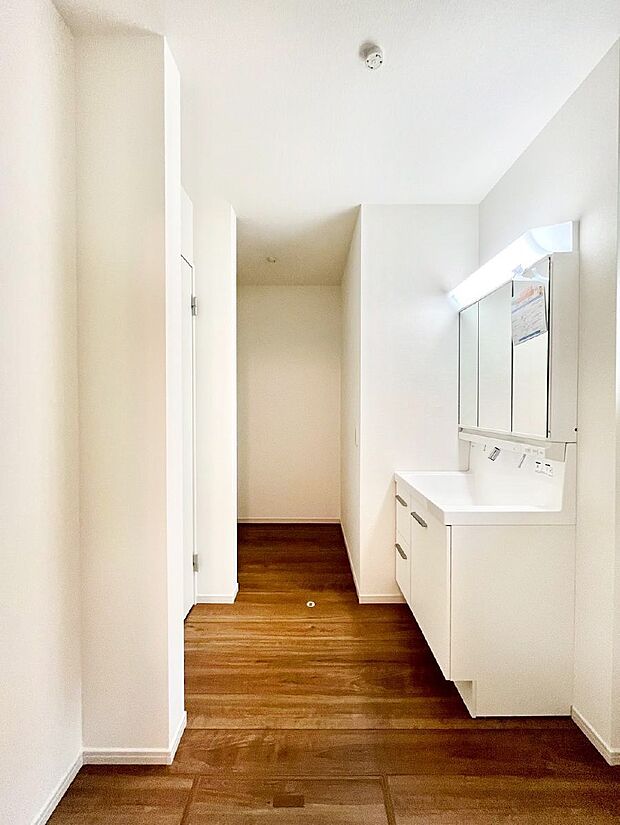 洗面所には洗剤のストックやタオルなどの収納に便利なリネン庫があります