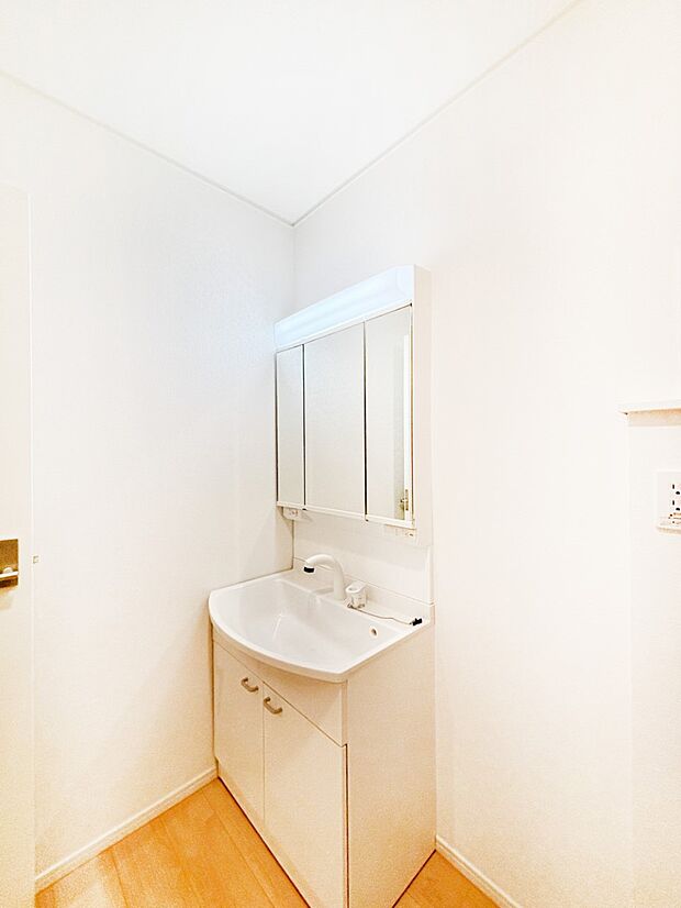 明るい洗面所は毎朝の身支度も楽しくできちゃいそうです。