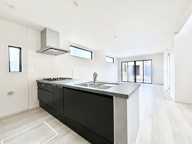 カウンター越しに楽しいおしゃべり。いつものお料理がもっと美味しくなりそうですね。