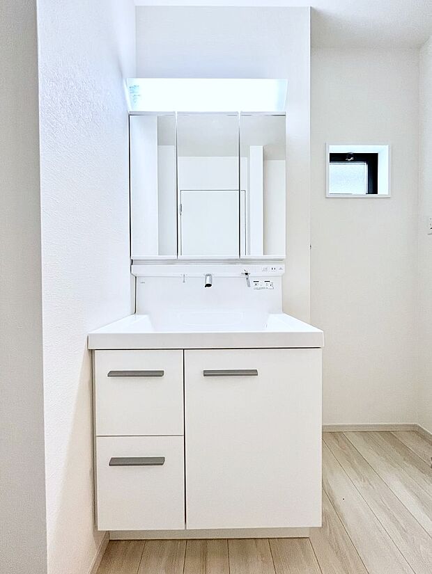 大きく見やすい三面鏡で清潔感ある洗面台は、身だしなみチェックや肌のお手入れにおすすめです。