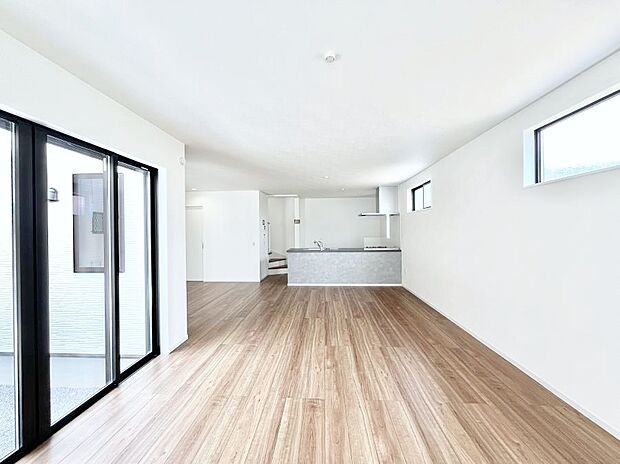 明るい陽光が注ぎ、寛ぎの雰囲気に満たされるリビングダイニング 