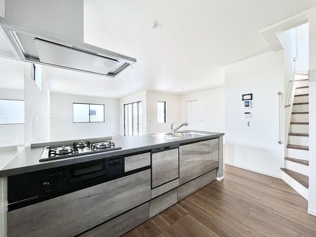 食洗機・浄水器・3ツ口コンロなどデザイン性も機能性も兼ね備えたシステムキッチン！