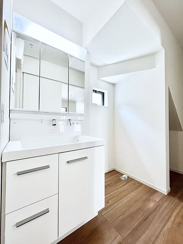 大きく見やすい三面鏡で清潔感ある洗面台は、身だしなみチェックや肌のお手入れにおすすめです。 