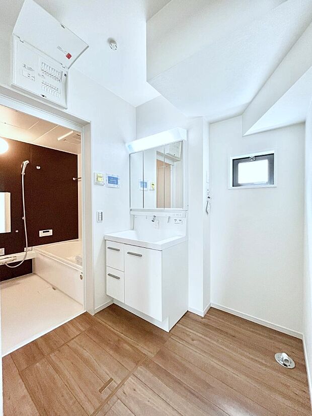 清潔感ある洗面化粧室で朝の身支度も快適  