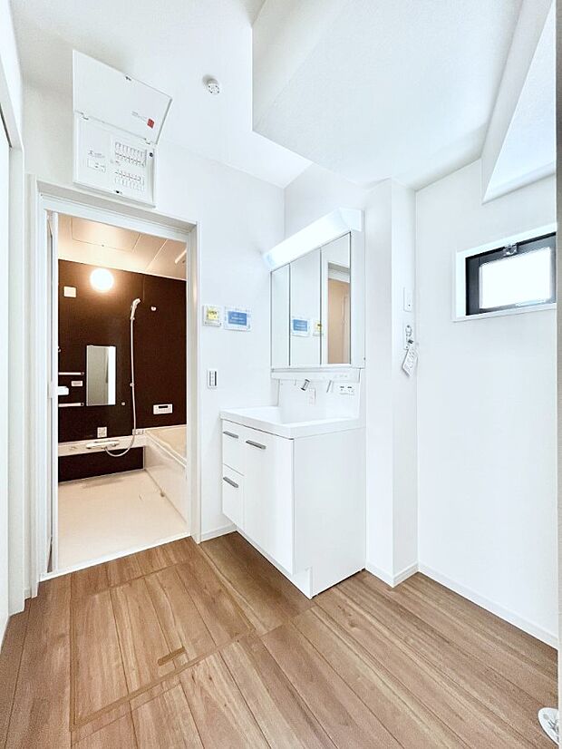 小窓がついているので湿気の多い場所でも換気が十分行えます。毎日の身支度を気持ち良く！