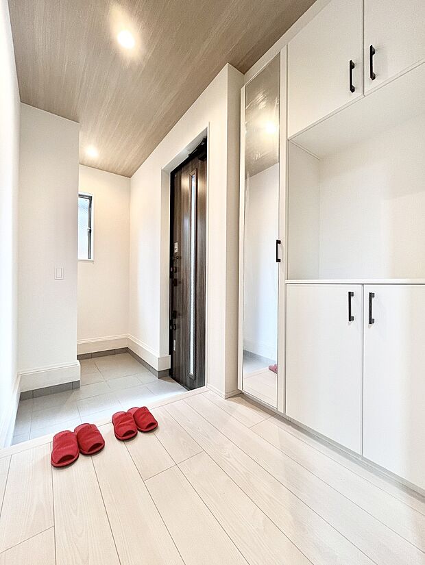 明るい玄関はお客様をお出迎えするのにぴったりです！ 