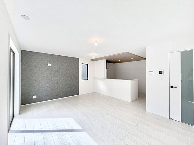 ご家族の賑やかな話し声で包まれる明るいリビング