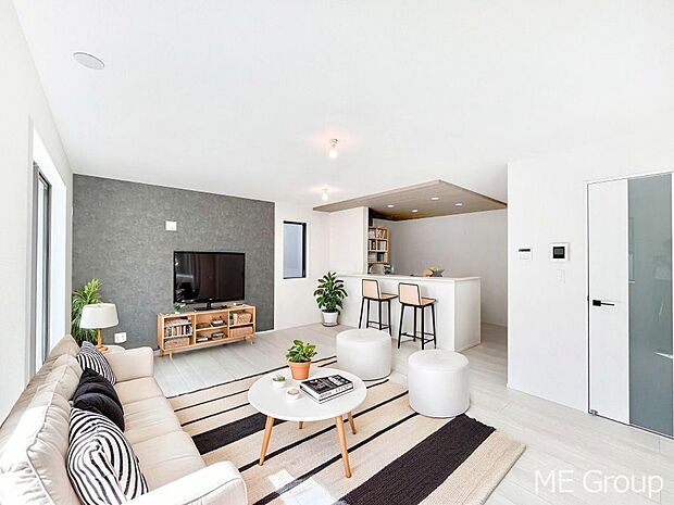 家族の和やかな会話が聞こえてきそう。開放感のあるリビングです。※家具はCGです  