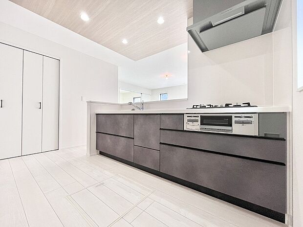 リビングで遊ぶお子様を見守りながらお料理ができる対面キッチン。  