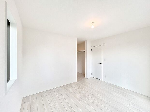 使いやすい形でベットや家具の置き方にも困ることもありません。   