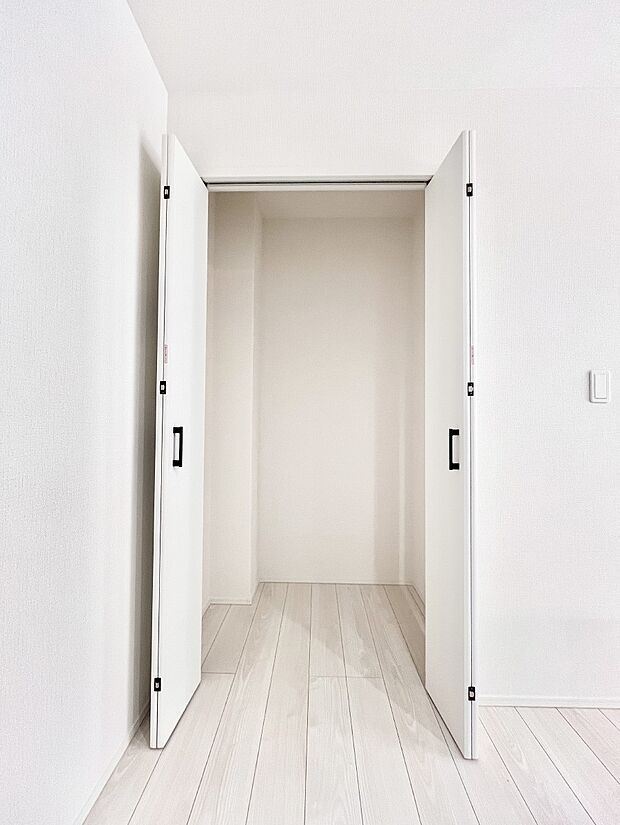 可動棚が付いたパントリー付き！ペットボトルや保存品などたっぷり収納できます。  