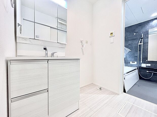 身支度もスムーズにおこなえる脱衣場。  