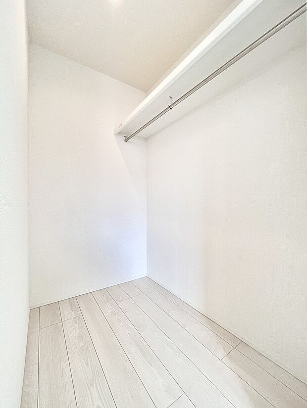 ウォークインクローゼット付きで生活空間を広く利用できます。