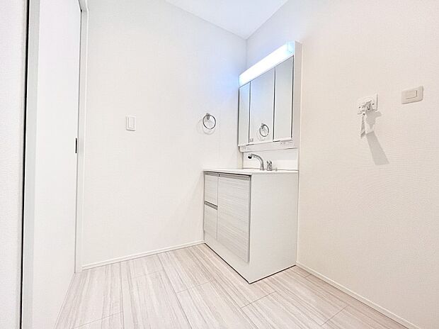 明るい洗面所は毎朝の身支度も楽しくできちゃいそうです。    