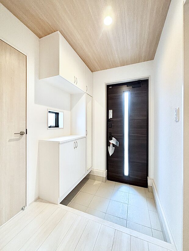 飾り棚を利用して、お越しいただくお客様をおもてなしできます。