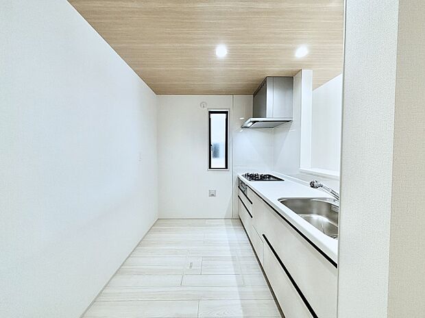 爽やかな風が通り抜けるキッチン。窓があるので明るく換気にも役立ちます。