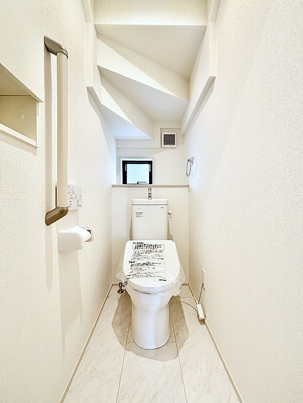 換気用小窓があり、明るく清潔な空間です。 