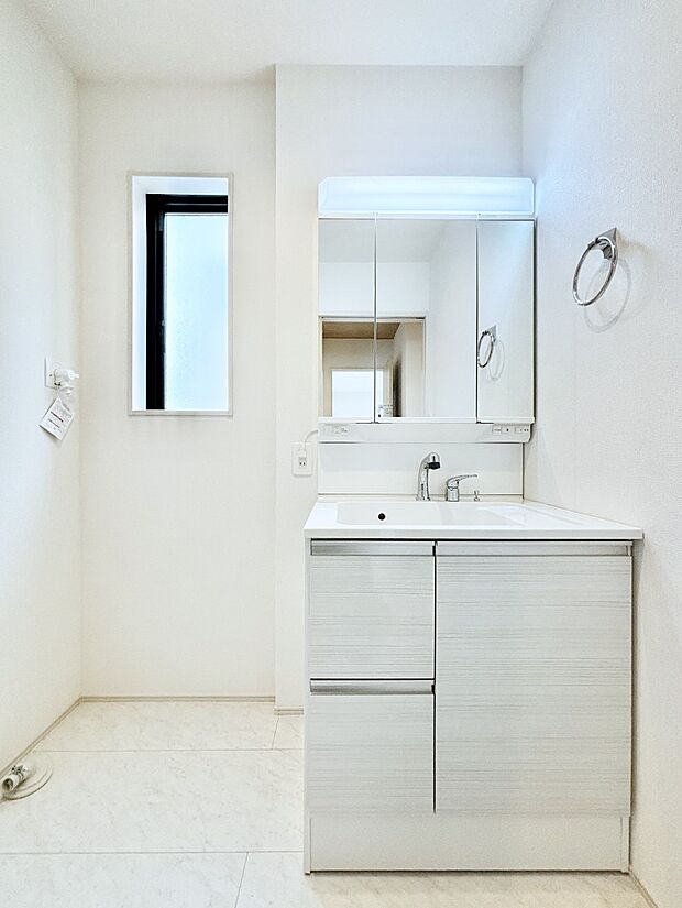 大きく見やすい三面鏡で清潔感ある洗面台は、身だしなみチェックや肌のお手入れにおすすめです。 