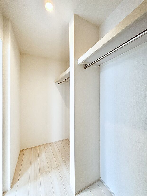 ウォークインクローゼット付きで生活空間を広く利用できます。