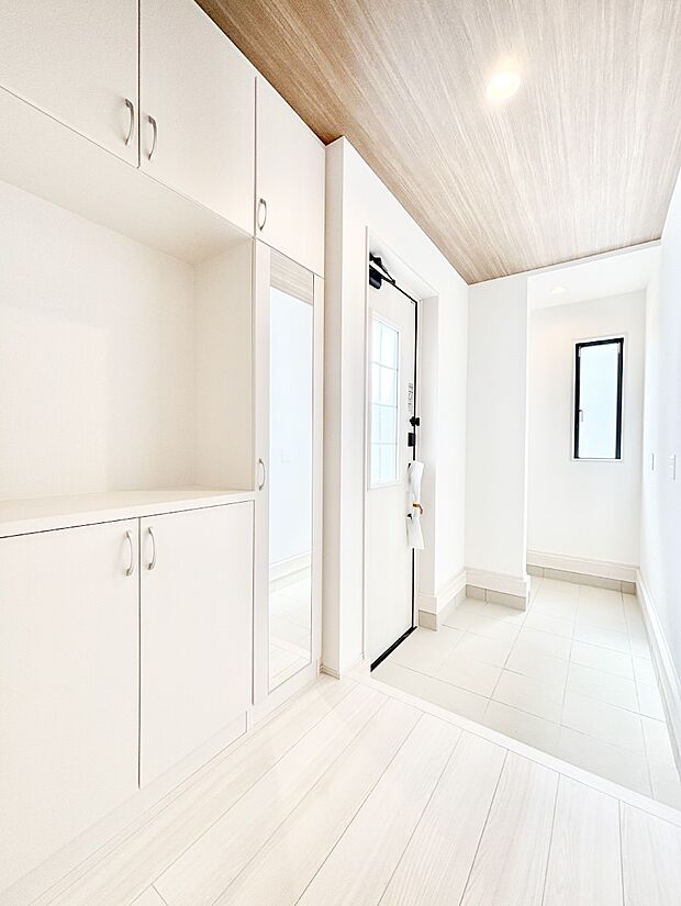 飾り棚を利用して、お越しいただくお客様をおもてなしできます。