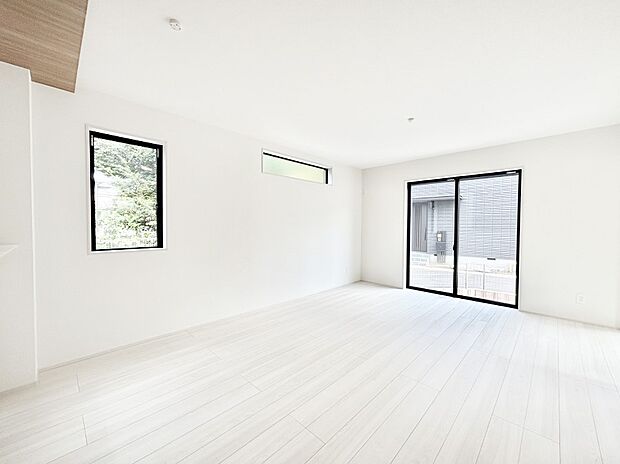 大きな窓からたっぷりの陽光と風を感じられるリビング