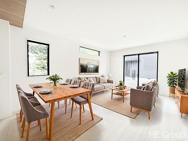 ご家族の賑やかな話し声で包まれる明るいリビング ※家具はCGです