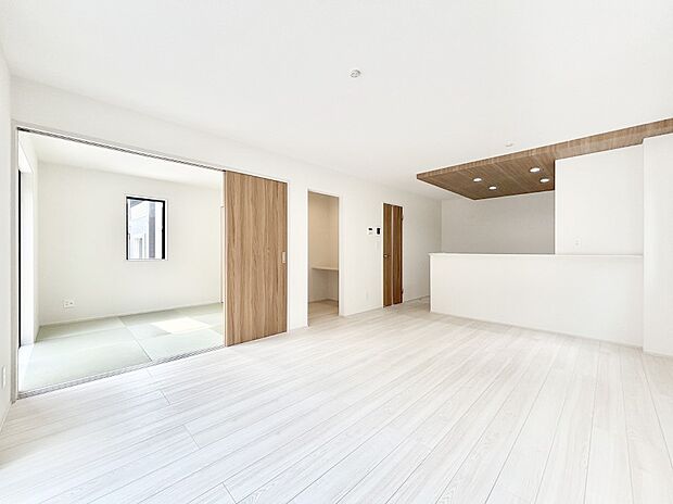 明るい陽光が注ぎ、寛ぎの雰囲気に満たされるリビングダイニング