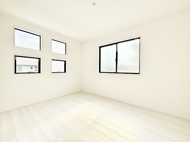 4つ並んだ窓がアクセントになっている洋室です。