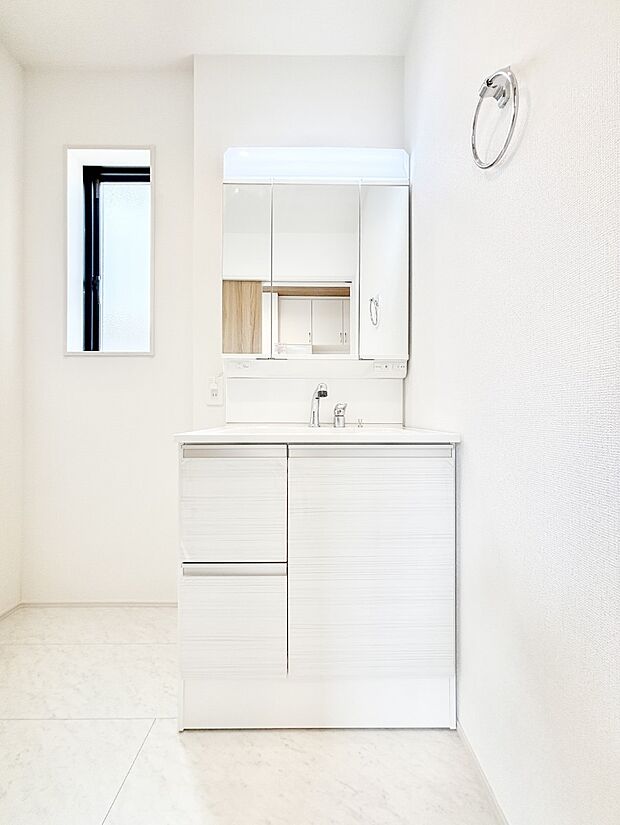 明るい洗面所は毎朝の身支度も楽しくできちゃいそうです。