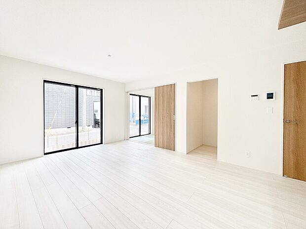 家族の笑顔が自然と生まれてくる、そんな雰囲気のダイニングに仕上がっています。