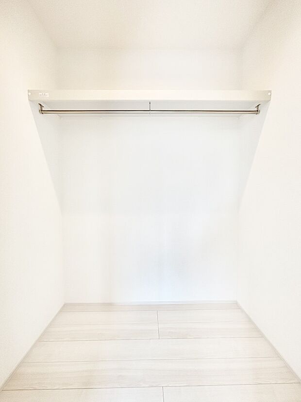 ウォークインクローゼット付きで生活空間を広く利用できます。