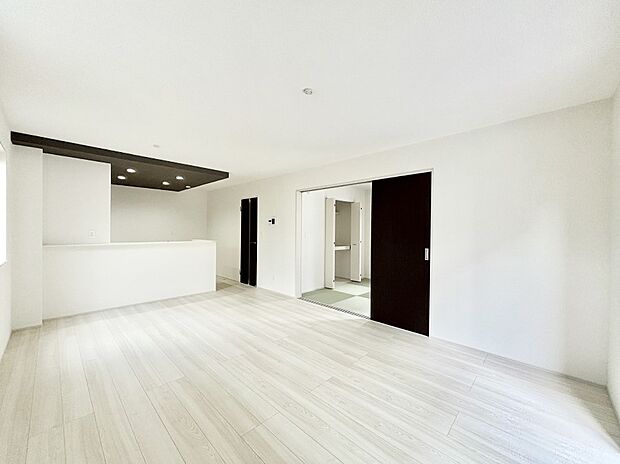 隣接の和室を開放すればさらに広々空間に  