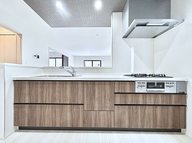 リビングを見渡せる人気のカウンターキッチン。 家族を見守りながら家事をすることができます。