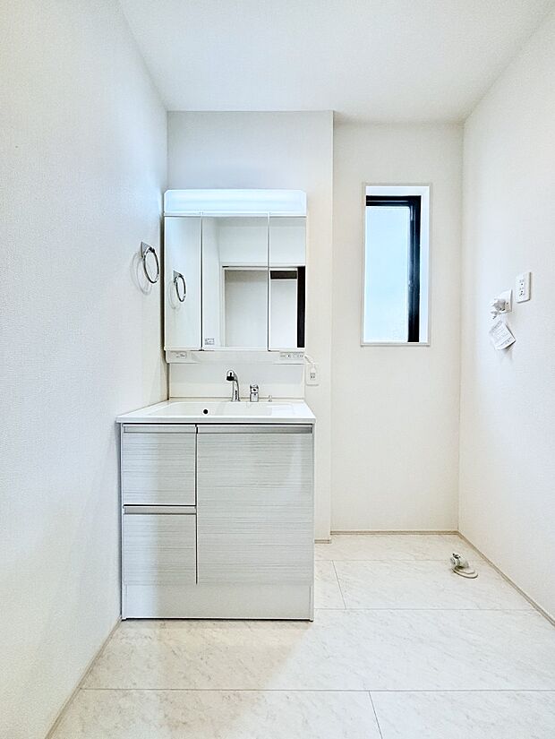 大きく見やすい三面鏡で清潔感ある洗面台は、身だしなみチェックや肌のお手入れにおすすめです。 