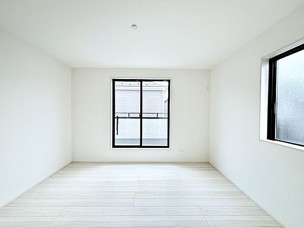 バルコニーが開放感をプラスしてくれる洋室  