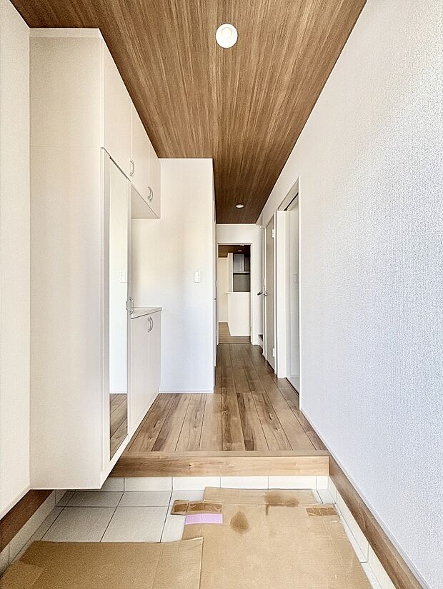 明るい玄関はお客様をお出迎えするのにぴったりです！ 