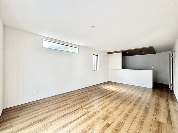 ナチュラルテイストの優しく柔らかい色使いのフローリングが素敵なリビングですね。