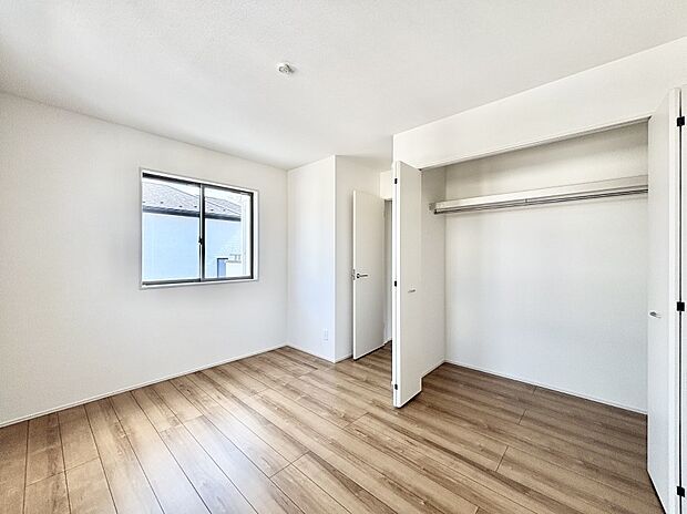 窓からのやさしい光が心地よいプライベートルーム  