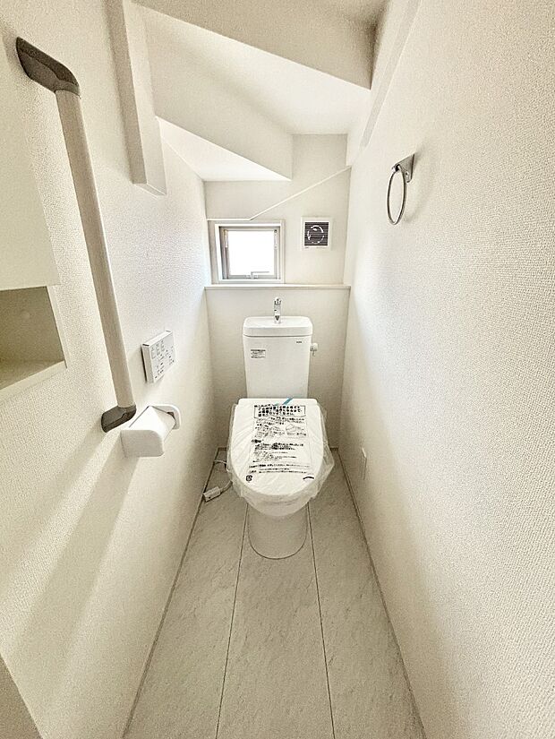 換気用小窓があり、明るく清潔な空間です。 